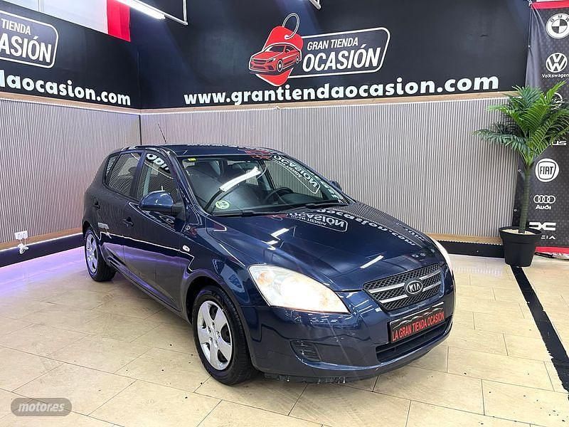 Usado Kia Ceed 90 CV (66 kW) 2008 Azul Utilitario
