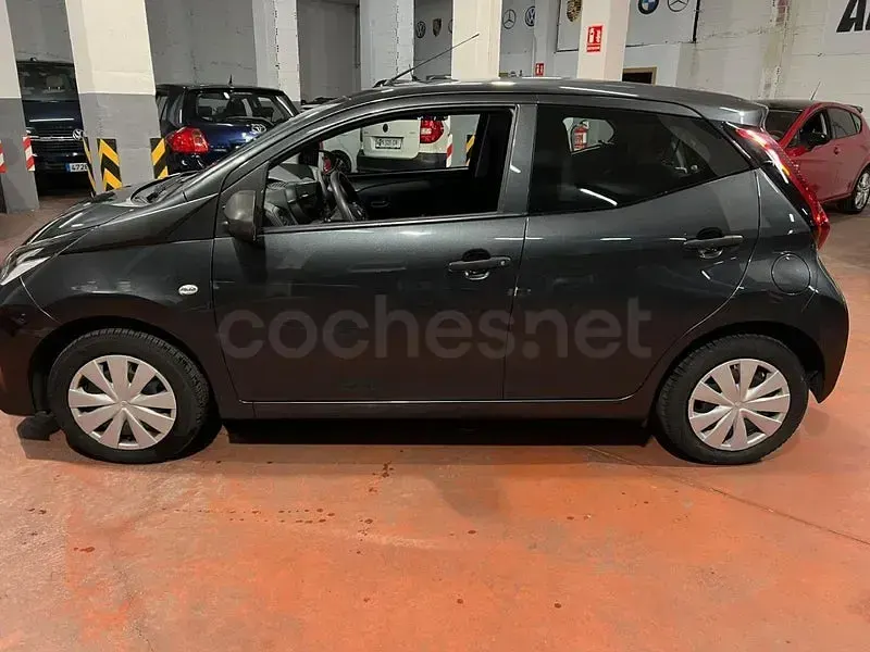 Usado Toyota Aygo x-style 72 CV (52 kW) 2021 Gris / plata Utilitario