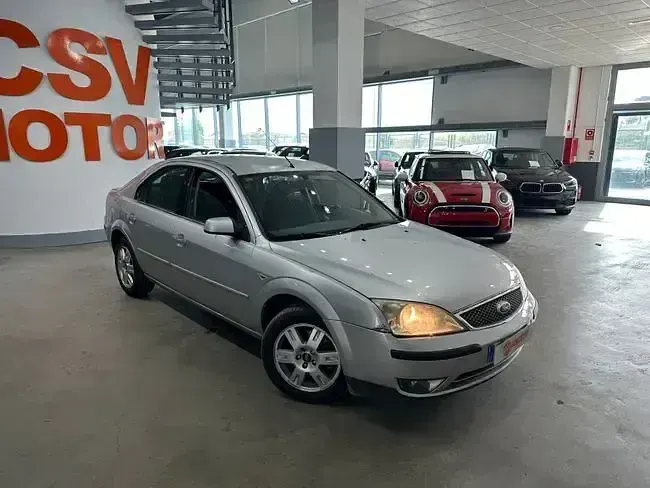 Usado Ford Mondeo Trend 131 CV (96 kW) 2004 Gris Berlina