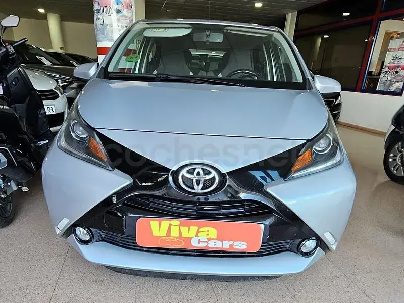 Usado Toyota Aygo X-clusiv 69 CV (50 kW) 2017 Gris / plata Utilitario