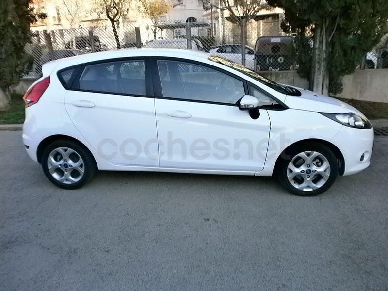 Usado Ford Fiesta Trend 82 CV (60 kW) 2012 Blanco Utilitario