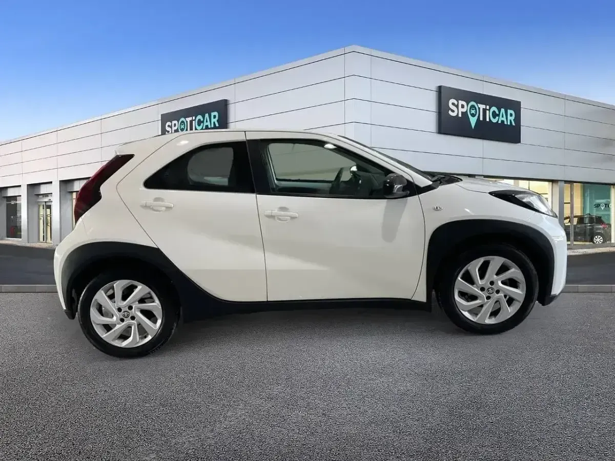 Usado Toyota Aygo Play 72 CV (52 kW) 2023 Blanco