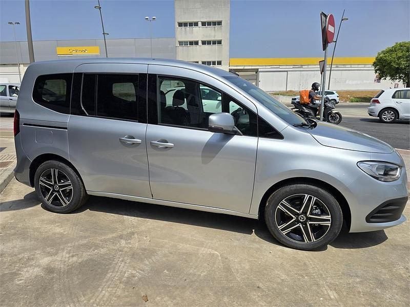 Nuevo Mercedes T180 116 CV (85 kW) 2025 Plata helvin Monovolumen