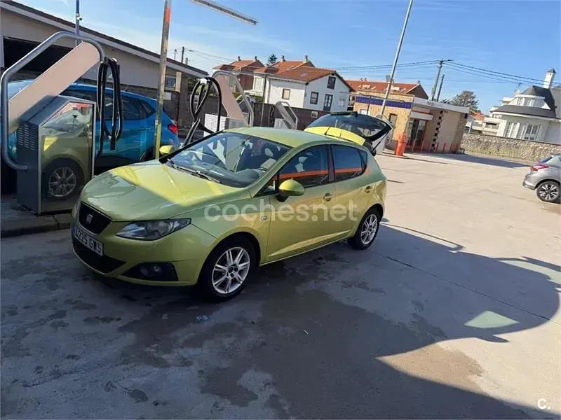 Usado Seat Ibiza Reference 90 CV (66 kW) 2010 Verde Berlina