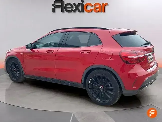 Usado Mercedes GLA180 122 CV (89 kW) 2020 Rojo SUV