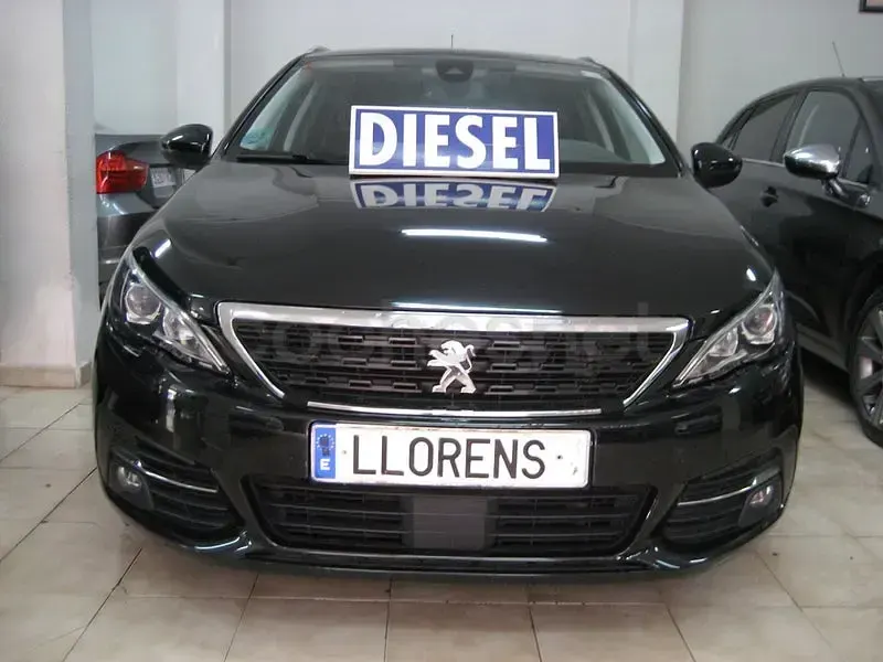 Usado Peugeot 308 Style 100 CV (73 kW) 2019 Negro Familiar