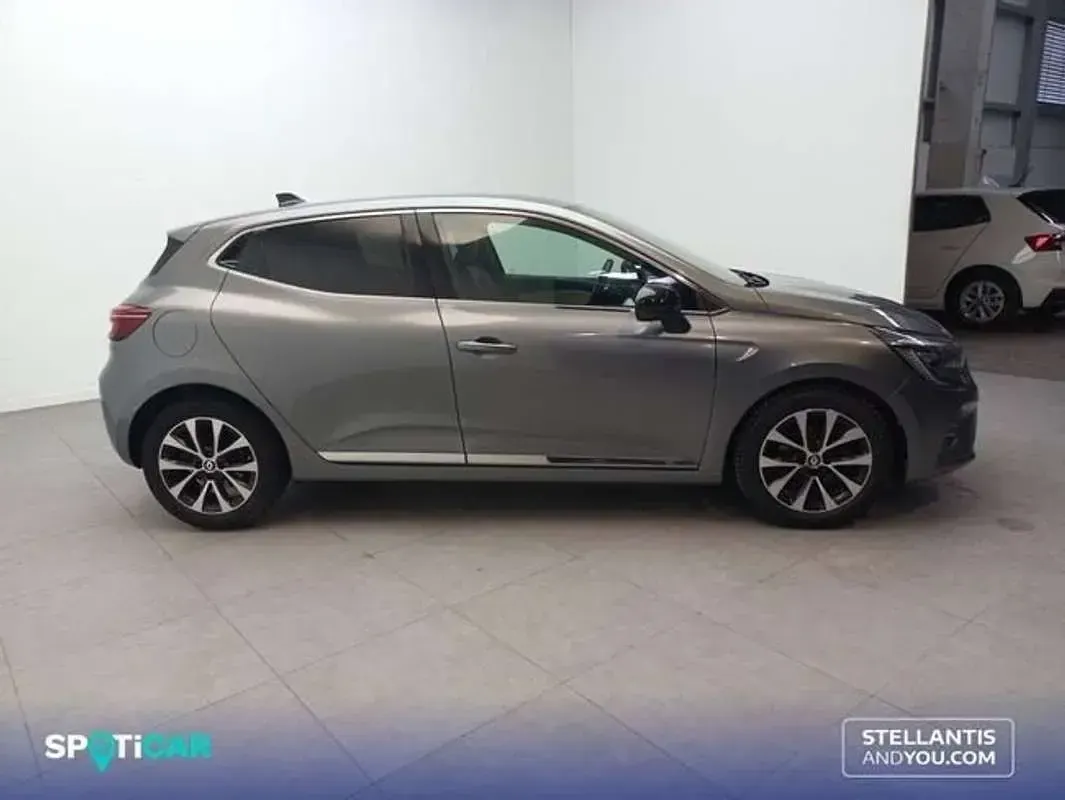 Usado Renault Clio Techno 91 CV (66 kW) 2023 Gris Utilitario