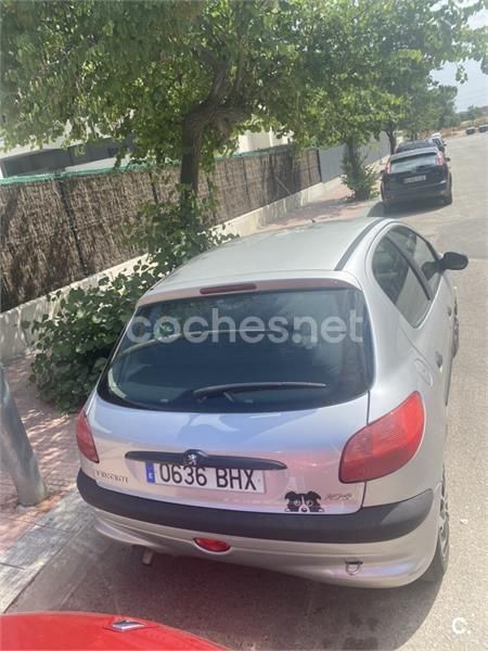Usado Peugeot 206 70 CV (51 kW) 2000 Gris / plata Berlina