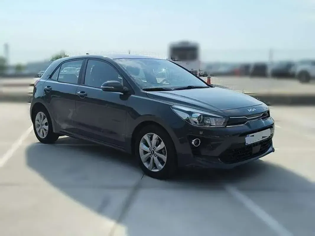 Usado Kia Rio 101 CV (74 kW) 2022 Gris Berlina