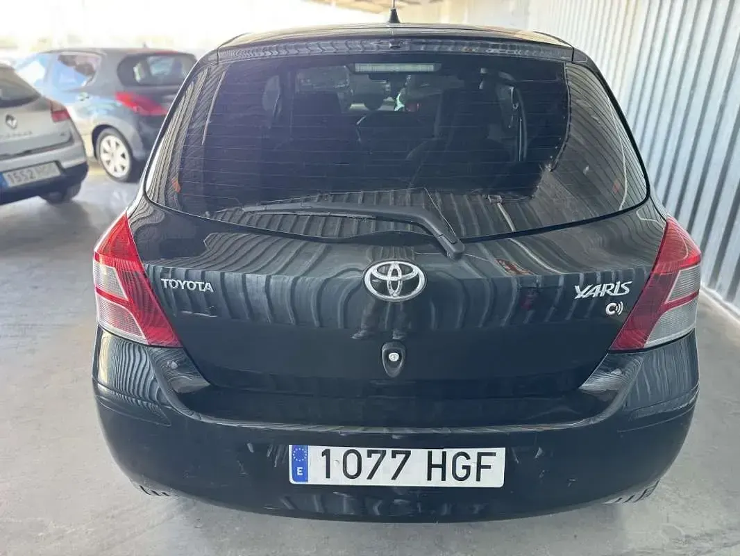 Usado Toyota Yaris Connect Style 90 CV (66 kW) 2012 Negro Utilitario