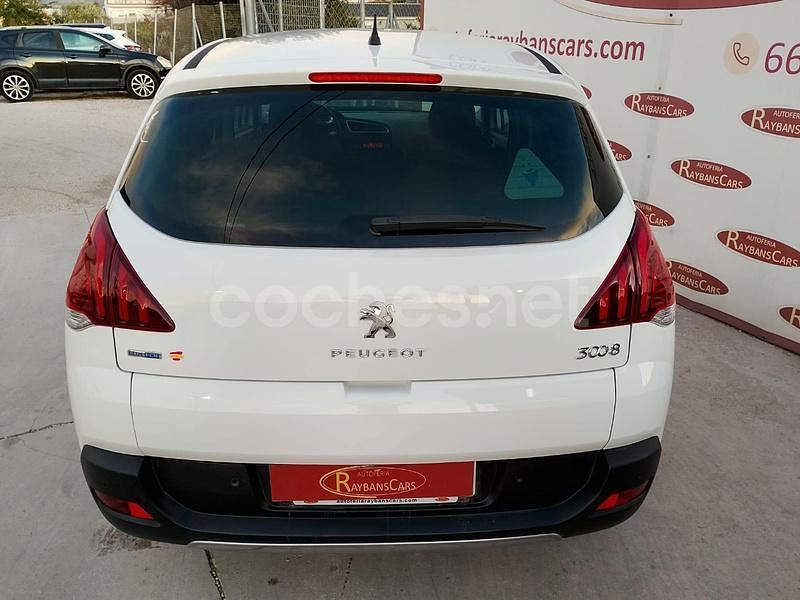 Usado Peugeot 3008 Allure 120 CV (88 kW) 2015 Blanco Berlina