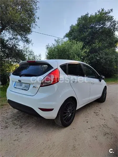 Usado Ford Fiesta Trend 95 CV (69 kW) 2015 Blanco Utilitario