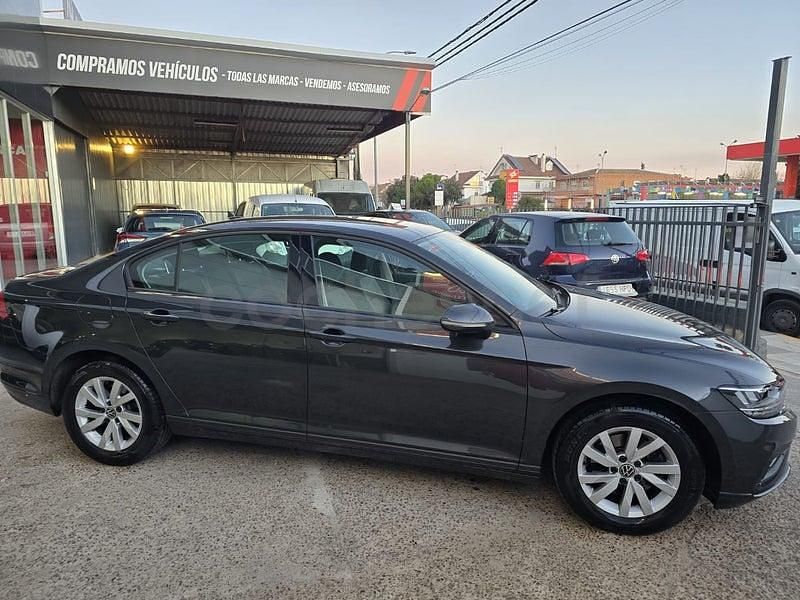 Usado VW Passat 122 CV (89 kW) 2022 Negro Familiar