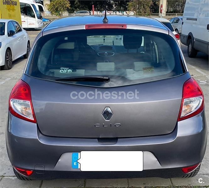 Usado Renault Clio II Authentique 70 CV (51 kW) 2010 Gris / plata Berlina