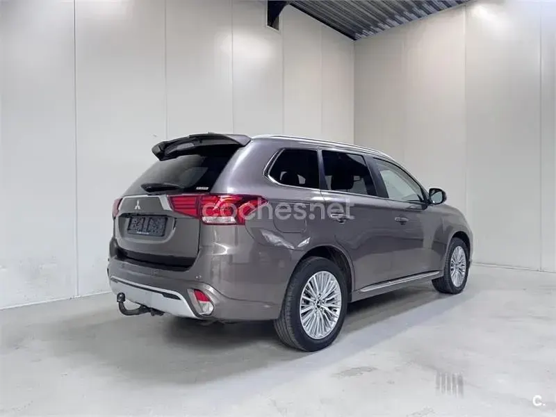 Usado Mitsubishi Outlander P-HEV Motion 224 CV (164 kW) 2020 Marrón SUV