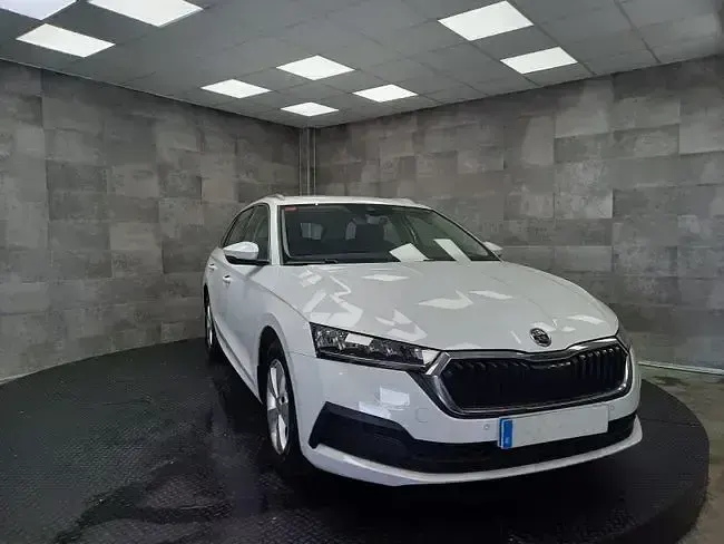 Usado Skoda Octavia 110 CV (80 kW) 2021 Blanco Familiar