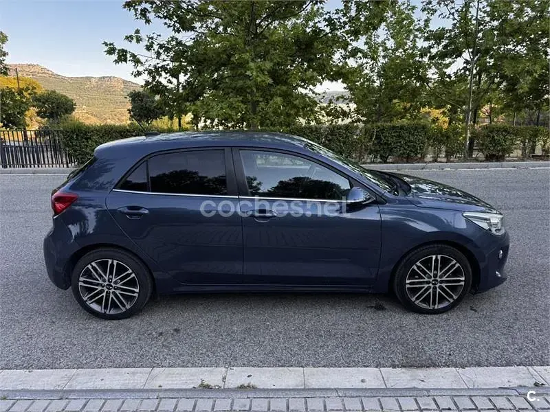 Usado Kia Rio 100 CV (73 kW) 2017 Azul Berlina