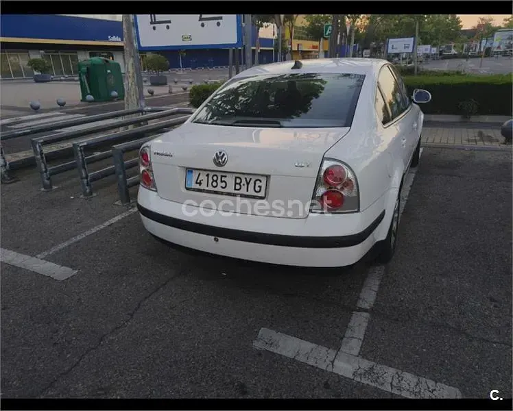 Usado VW Passat Trendline 150 CV (110 kW) 2002 Blanco Berlina