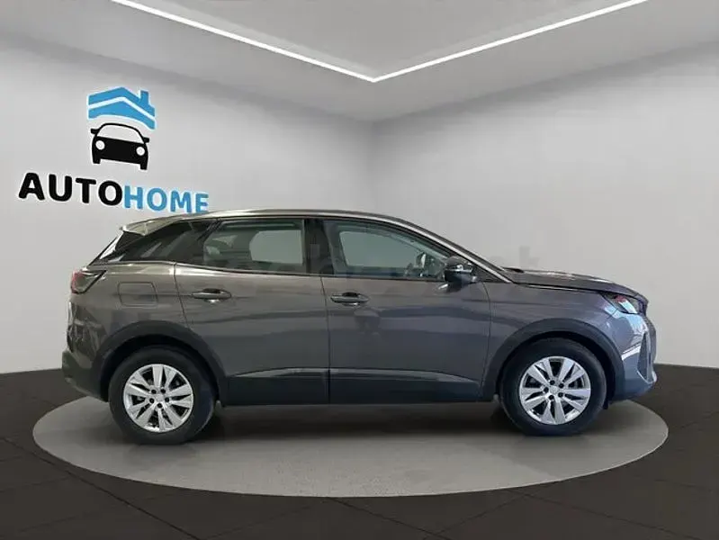 Usado Peugeot 3008 Active 130 CV (95 kW) 2022 Gris / plata SUV