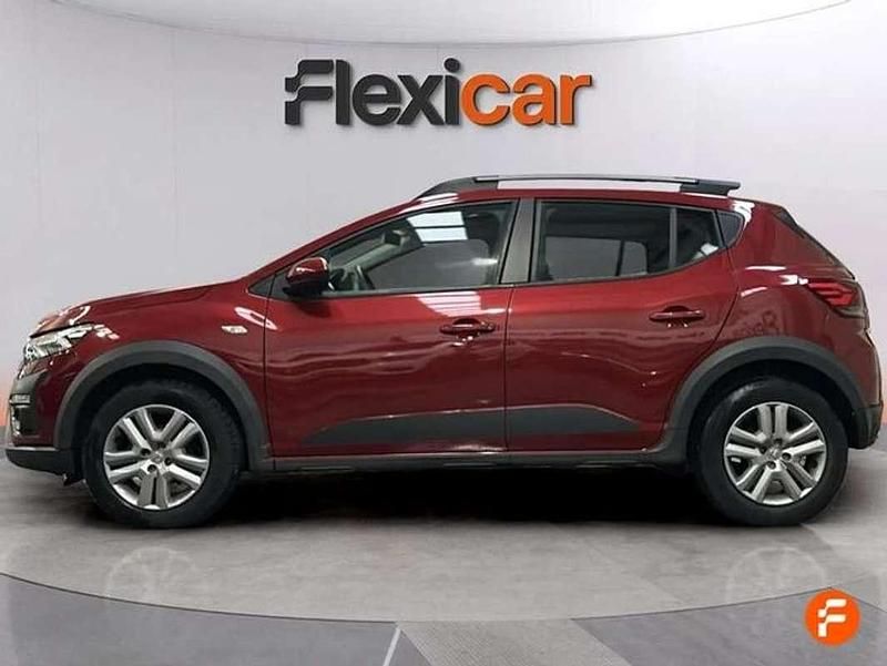 Usado Dacia Sandero Comfort 91 CV (66 kW) 2022 Rojo Utilitario