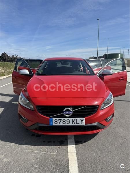 Usado Volvo V60 R-Design Momentum 150 CV (110 kW) 2018 Rojo Familiar