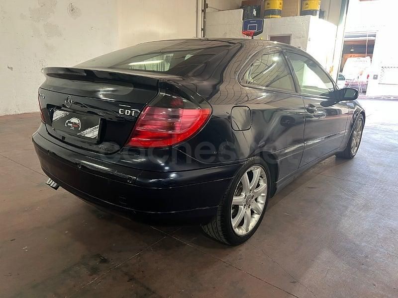 Usado Mercedes C220 143 CV (105 kW) 2003 Azul Berlina