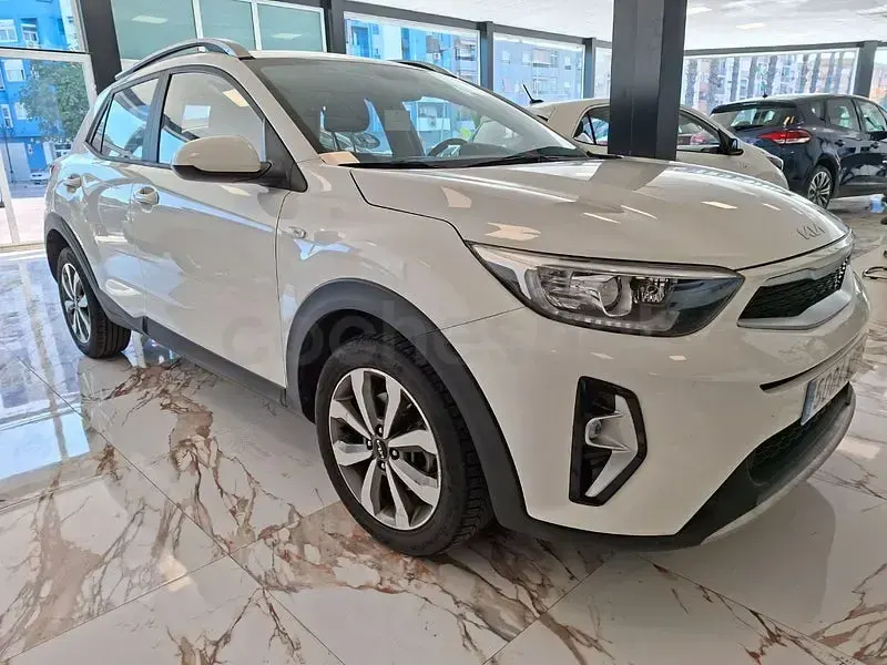 Usado Kia Stonic 84 CV (61 kW) 2023 Blanco SUV