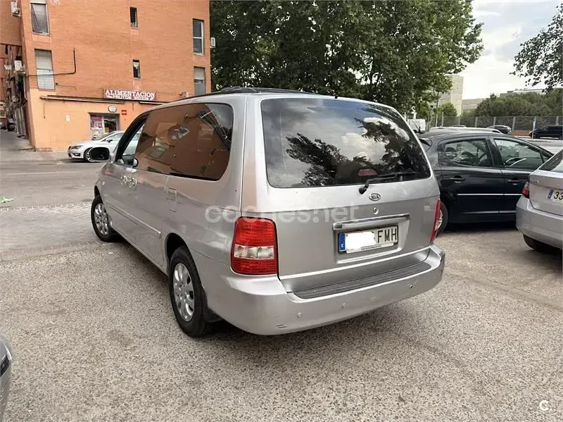 Usado Kia Carnival LX 144 CV (105 kW) 2007 Gris / plata Monovolumen