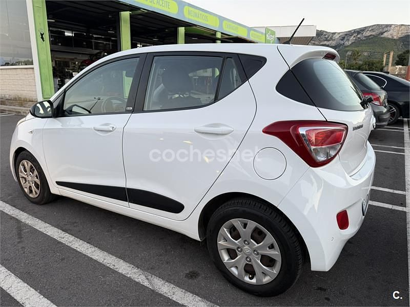 Blanco Usado 2015 Hyundai i10 Blackline Utilitario | 7300 € (Buen precio) - Imagen 1/4