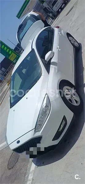 Usado Ford Focus Trend 125 CV (91 kW) 2015 Blanco Berlina