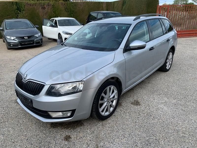Usado Skoda Octavia Elegance 150 CV (110 kW) 2015 Gris / plata Utilitario