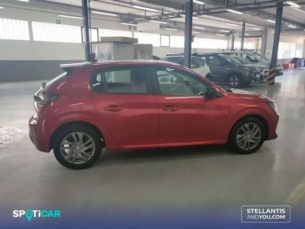 Usado Peugeot 208 Active 101 CV (74 kW) 2022 Rojo Utilitario
