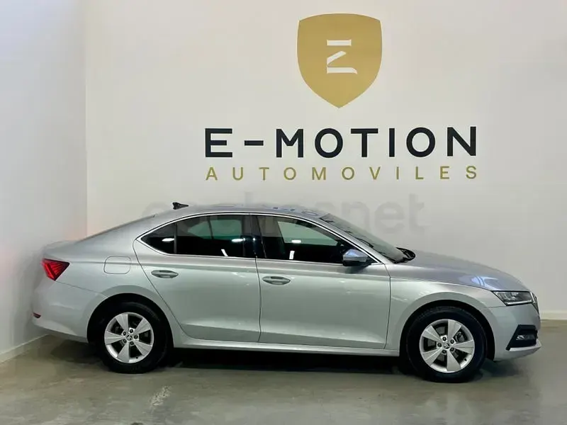 Usado Skoda Octavia Ambition 115 CV (84 kW) 2021 Gris / plata Berlina