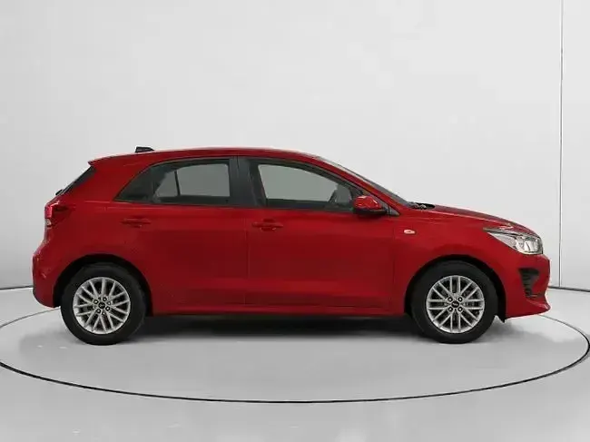 Usado Kia Rio 84 CV (61 kW) 2022 Rojo Berlina