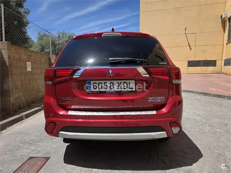 Usado Mitsubishi Outlander P-HEV 203 CV (149 kW) 2017 Rojo SUV
