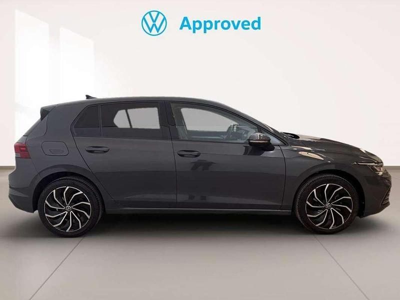 Usado VW Golf VIII Life 110 CV (80 kW) 2022 Gris Utilitario