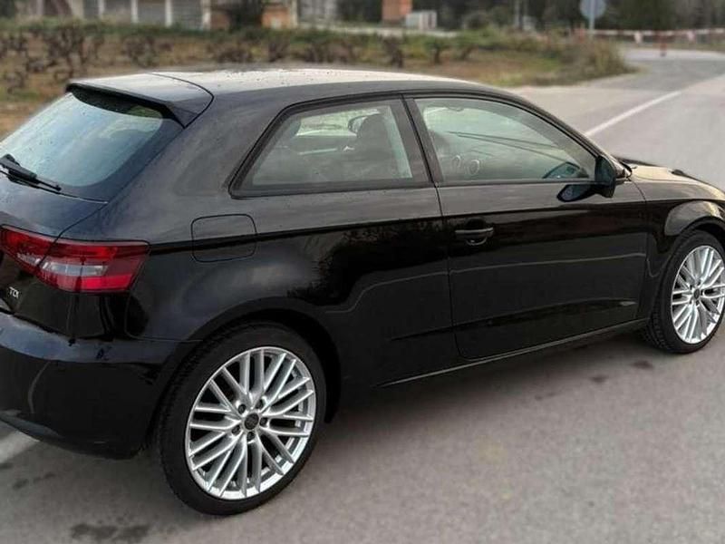Usado Audi A3 Attraction 105 HP (77 kW) 2014 Preto Sedan
