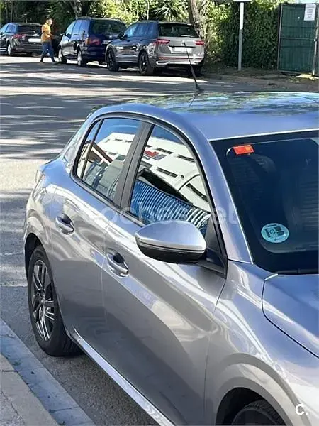 Usado Peugeot 208 Style 100 CV (73 kW) 2021 Gris / plata Utilitario