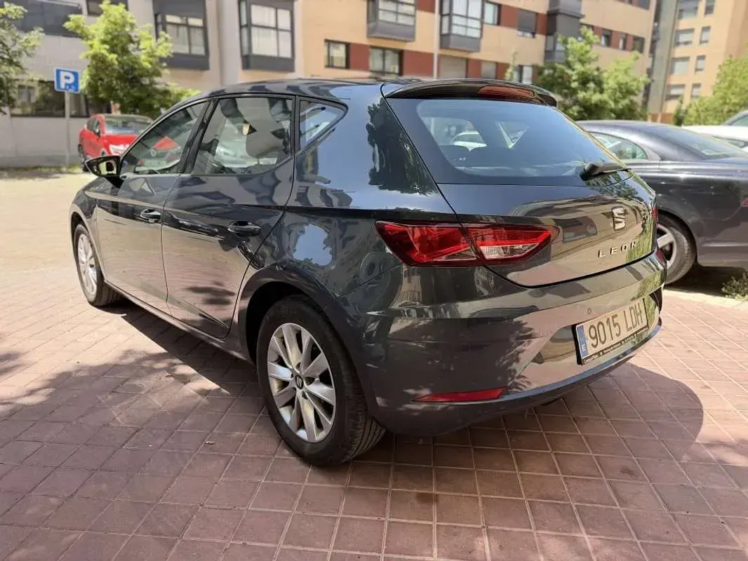 Usado Seat Leon Style 116 CV (85 kW) 2019 Gris Utilitario