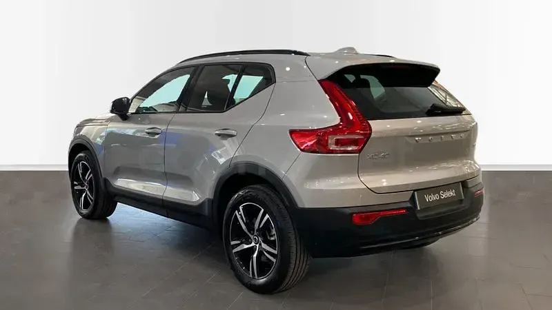Usado Volvo XC40 Plus 163 CV (119 kW) 2025 Gris / plata SUV