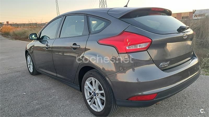 Usado Ford Focus Trend 125 CV (91 kW) 2016 Gris / plata Berlina