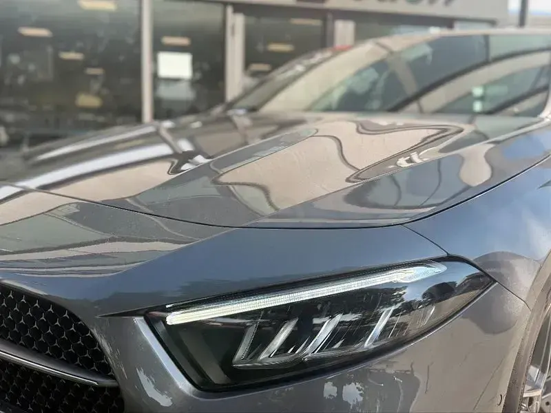 Usado Mercedes A180 Premium 116 CV (85 kW) 2023 Gris / plata Berlina