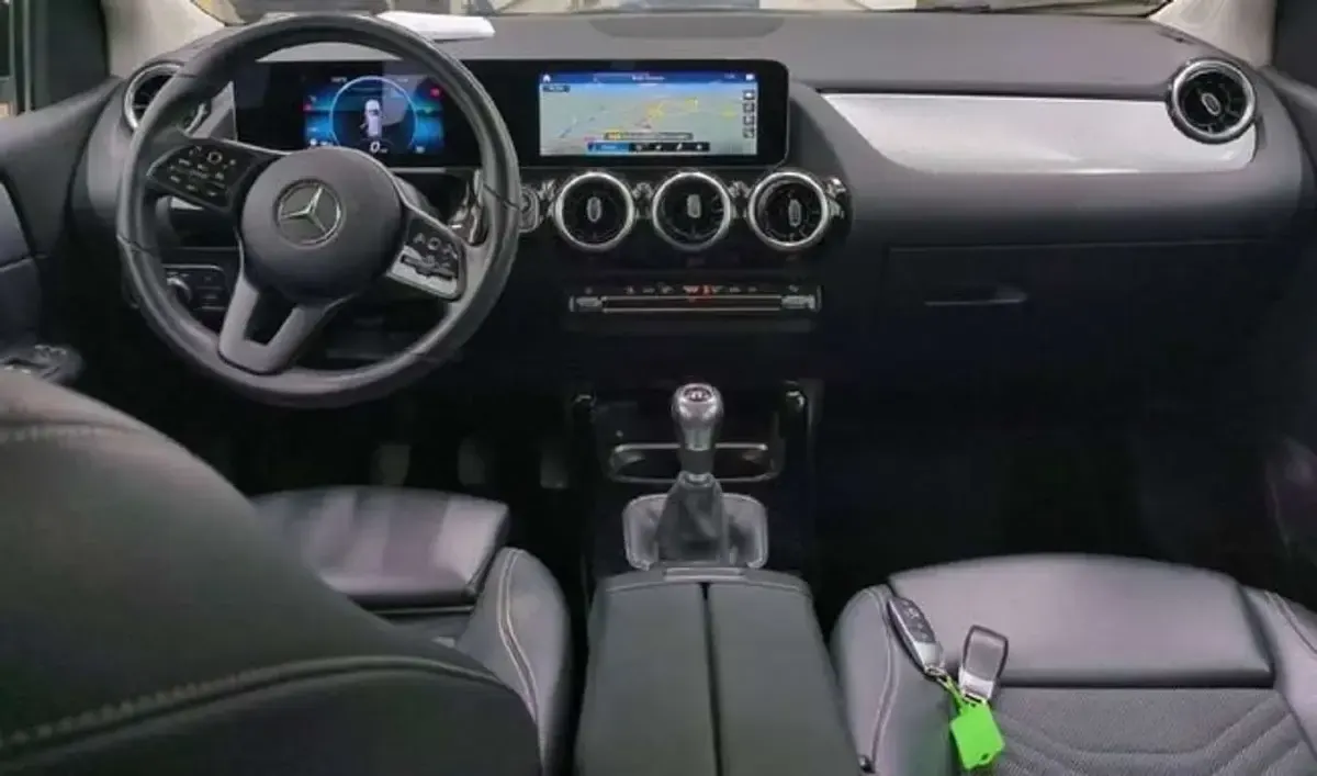 Usado Mercedes B180 Business 116 CV (85 kW) 2020 Negro Utilitario