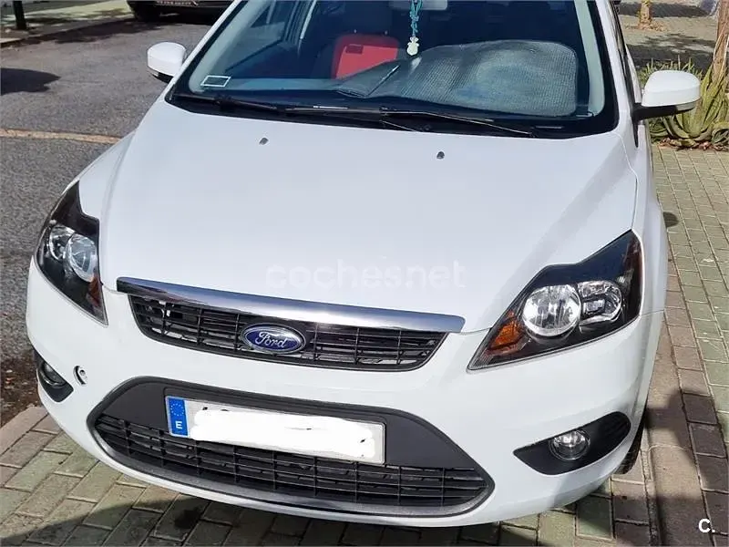 Usado Ford Focus Trend 100 CV (73 kW) 2008 Blanco Berlina