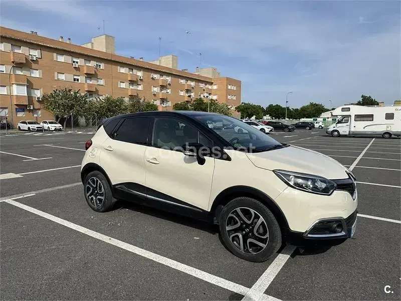 Usado Renault Captur Zen 90 HP (66 kW) 2016 Bege SUV