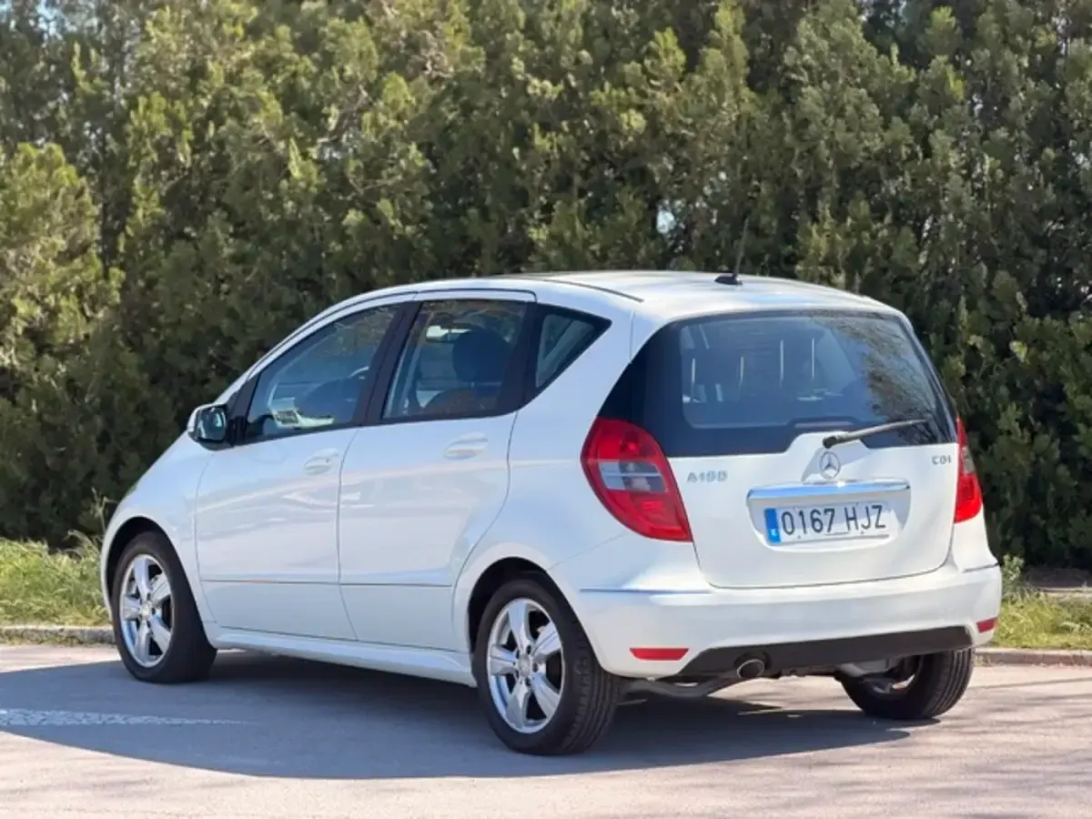 Käytetty Mercedes A180 Style 109 HP (80 kW) 2012 Valkoinen Sedan