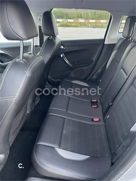 Usado Peugeot 2008 Allure 92 CV (67 kW) 2014 Gris / plata SUV