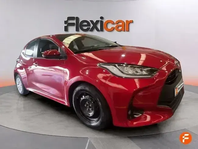 Usado Toyota Yaris Hybrid Active 116 CV (85 kW) 2023 Rojo