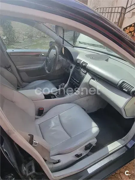 Usado Mercedes C220 Avantgarde 143 CV (105 kW) 2002 Violeta / lila Berlina