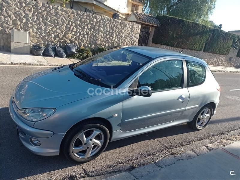 Usado Peugeot 206 Quiksilver 90 CV (66 kW) 2005 Gris / plata Berlina